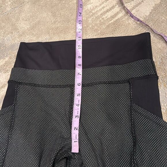 Lululemon En Route Crop Diamond Dot Black White / Black size 6 in EUC - Picture 5 of 8